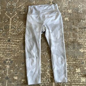 Alo Yoga leggings, white camo, size XS, very good condition